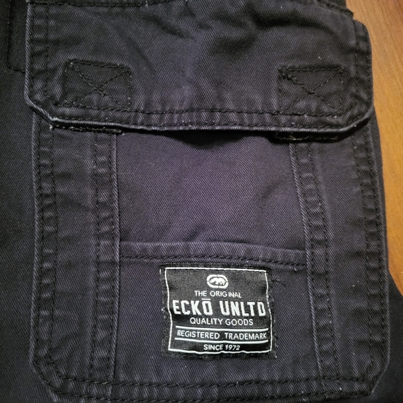 Ecko Unltd black cargo shorts - Picture 3 of 4
